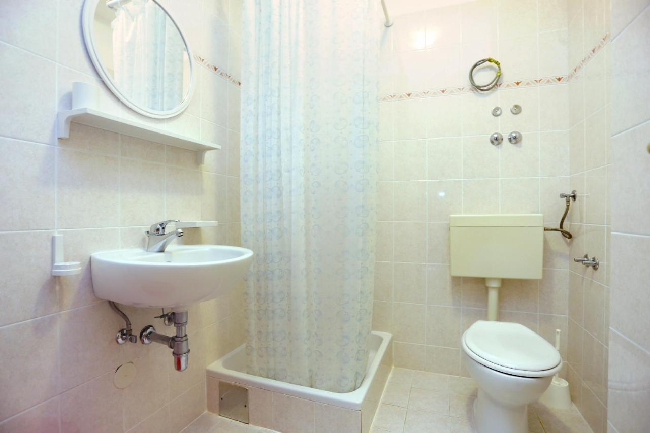 Family Friendly Seaside Apartments Razanj, Rogoznica - 10373 Екстер'єр фото